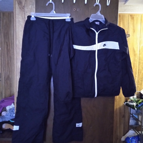 nike windbreaker outfit womens